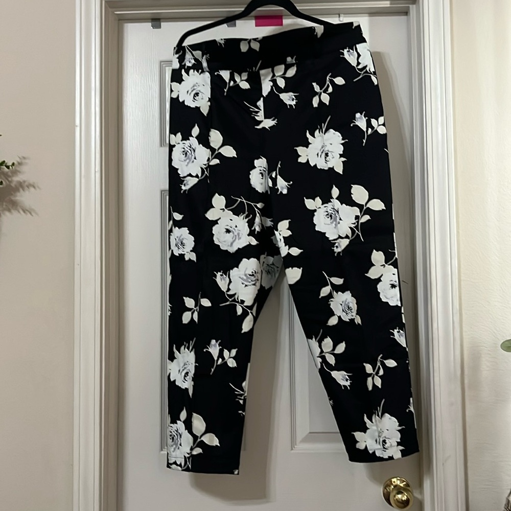 PUG 2X black/ white roses capris